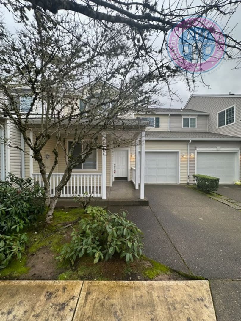 Happy Valley !! Updated Beatiful Townhome! Large open Kitchen Close to Shops  Restaurants Central Air!!