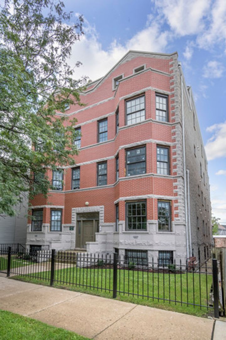 Very Spacious 5 BR/3 BA Duplex in Lincoln Park!