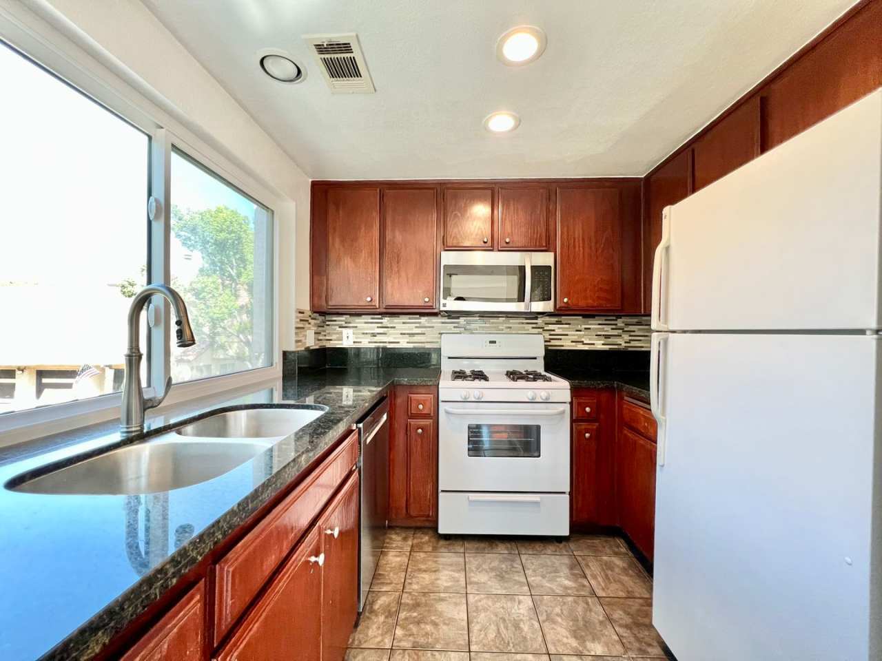 Beautiful 2B/2BA townhouse located in El Cajon!