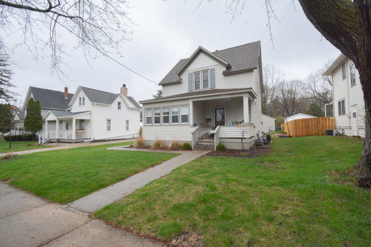 Character-filled 2 bed 1.5 home across from Soldiers Field Park