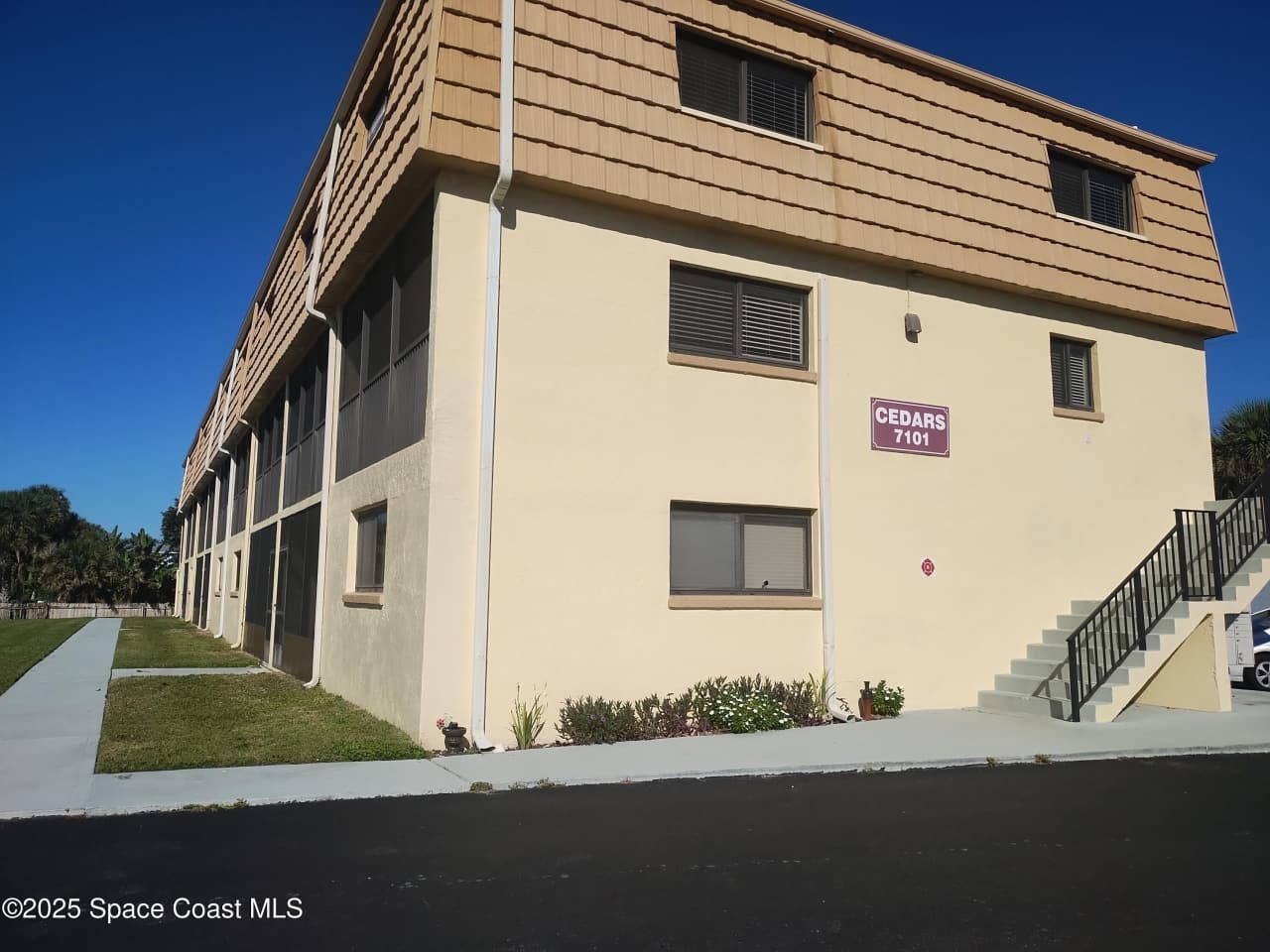 7101 Ridgewood Avenue