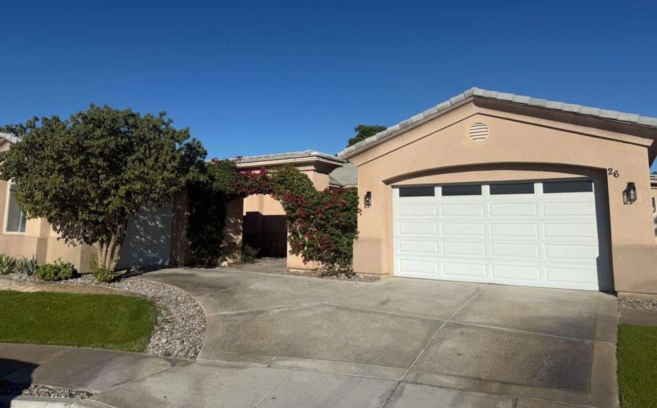 Large 3 bed 2.5 bath with pool and Gargae