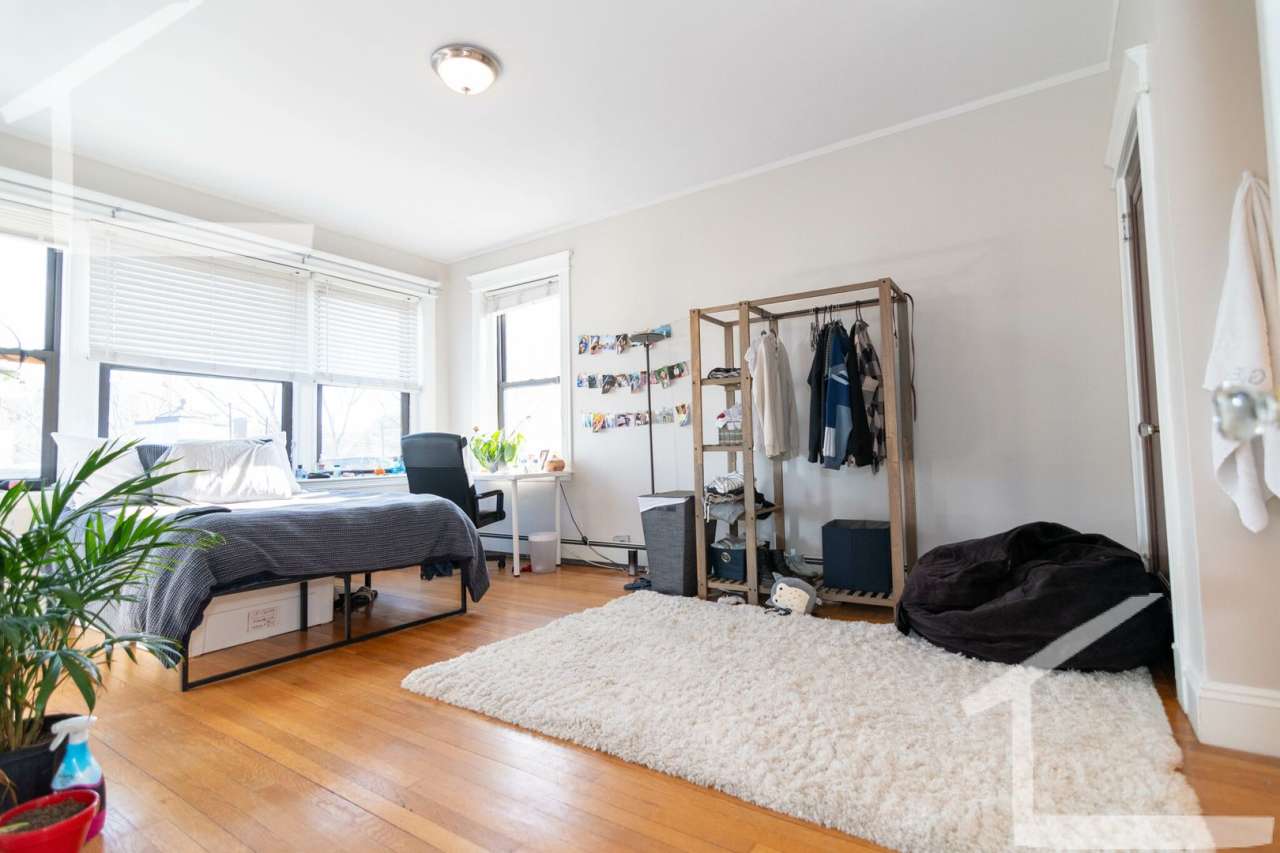 Gorgeous Brookline 5-Bed/2-Bath