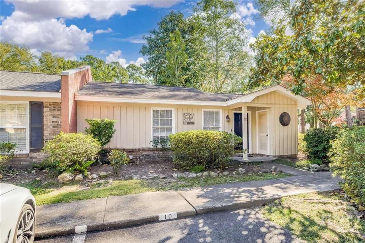 Charming end-unit condo located in Wilmington Island Townehomes