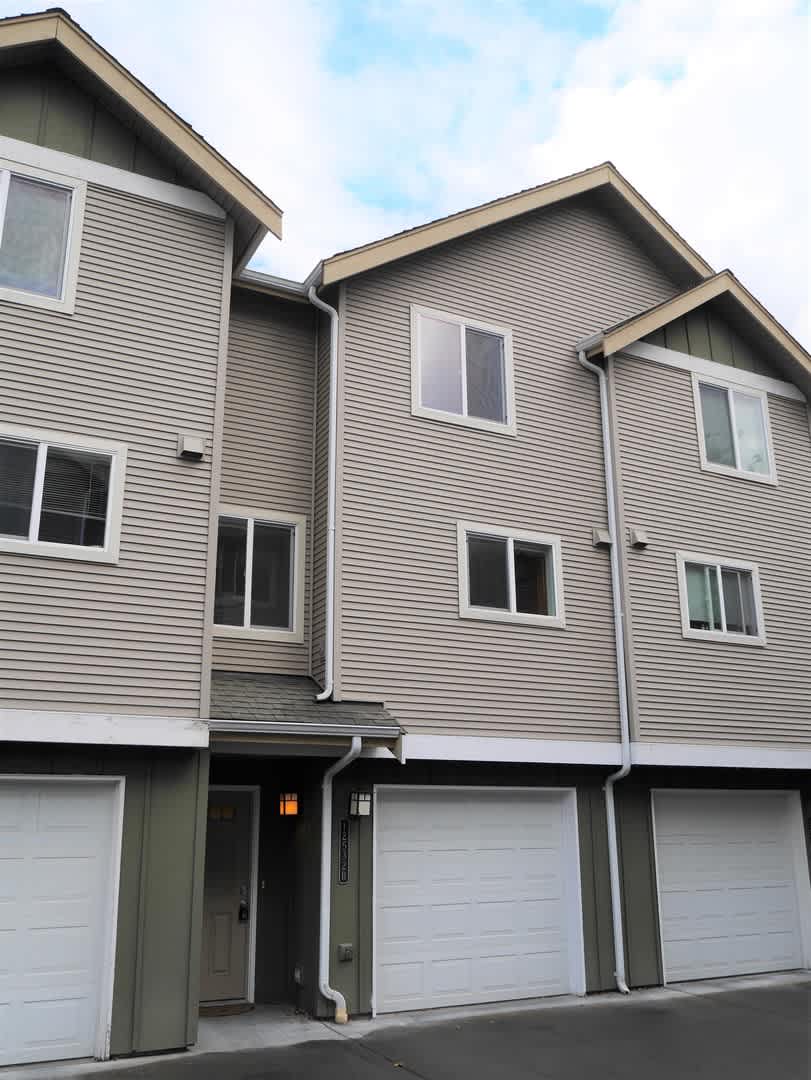 Lovely Lake City 3 Bed Townhome