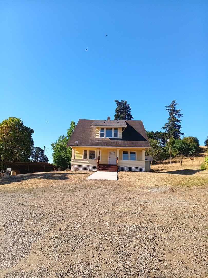 Beautiful Secluded Farmhouse  Shop is Available!