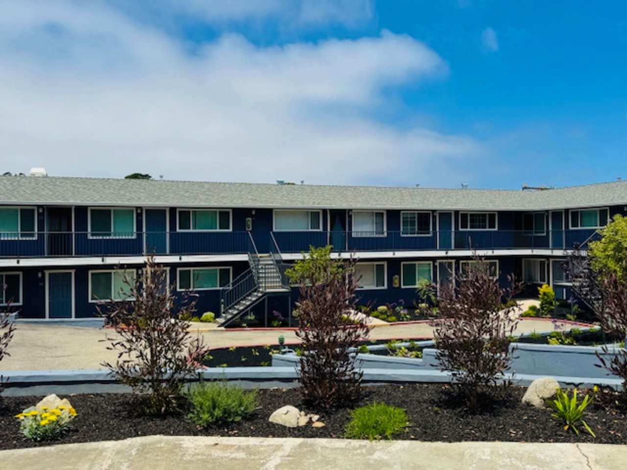 Upstairs beautifully renovated 1 bedroom 1 bath in the Monterey Sunbelt