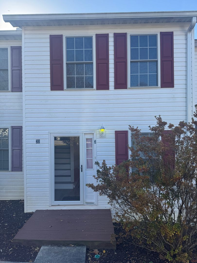 Updated Townhouse In Hunter Hills