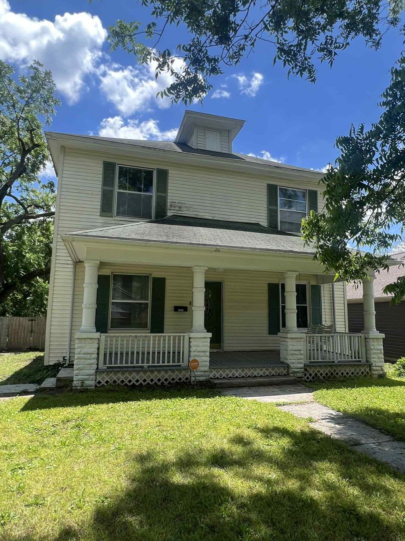 BEAUTIFUL HISTORIC, VINTAGE 4 BEDROOM / 2 BATHROOM HOUSE WITH FENCED IN YARD AND PORCH IN JOPLIN MO!!!