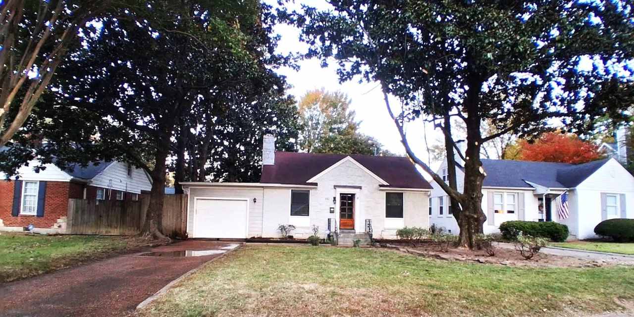Charming Cottage in East Memphis! Fully fenced back yard! Ready to be your next home!