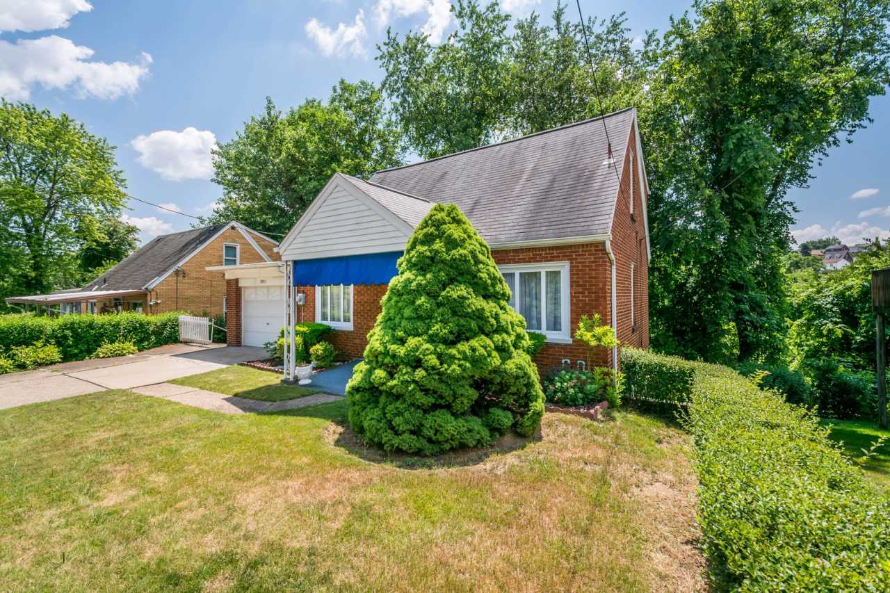 AVAILABLE NOW!! GORGEOUS 2 BED / 2 BATH HOME IN WEST MIFFLIN! DON'T MISS OUT!