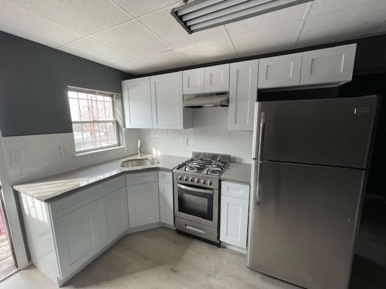 EXTREMELY Large Apartment in Grays Ferry Apartment Available NOW!