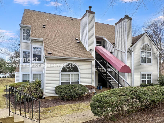 1011 Fallcrest Court