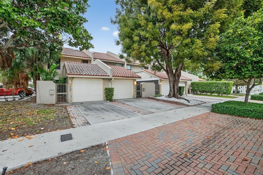 210 Washingtonia Ave