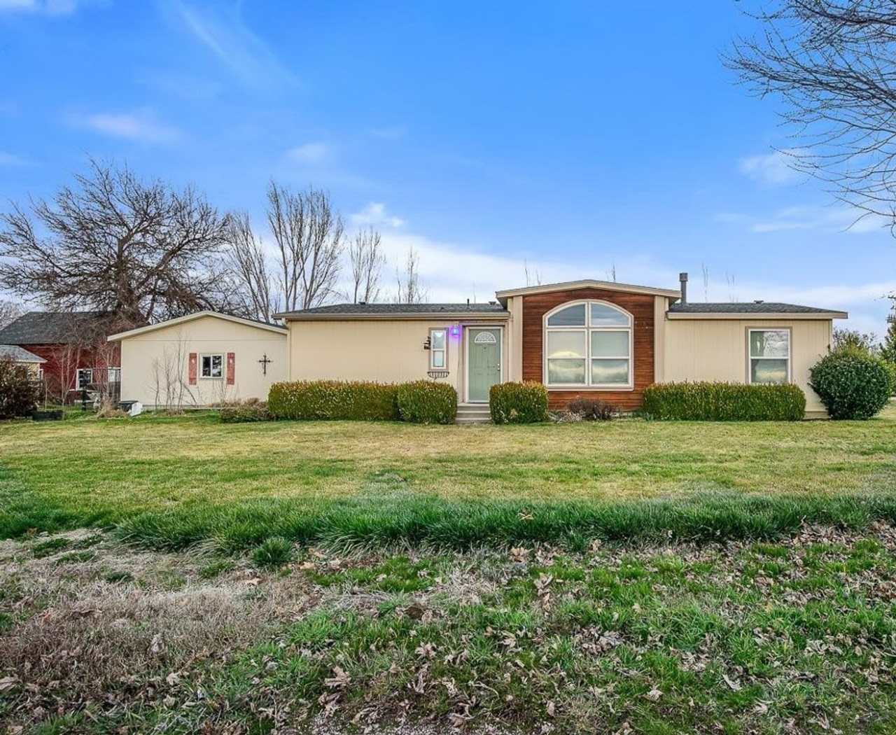 Country living, close to town!!!