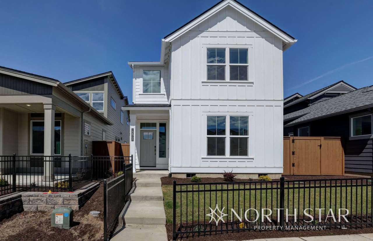 Modern and Spacious 3 bed/2.5 bath in SE Bend
