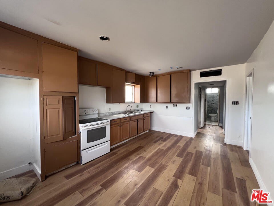 11916 Long Beach Blvd