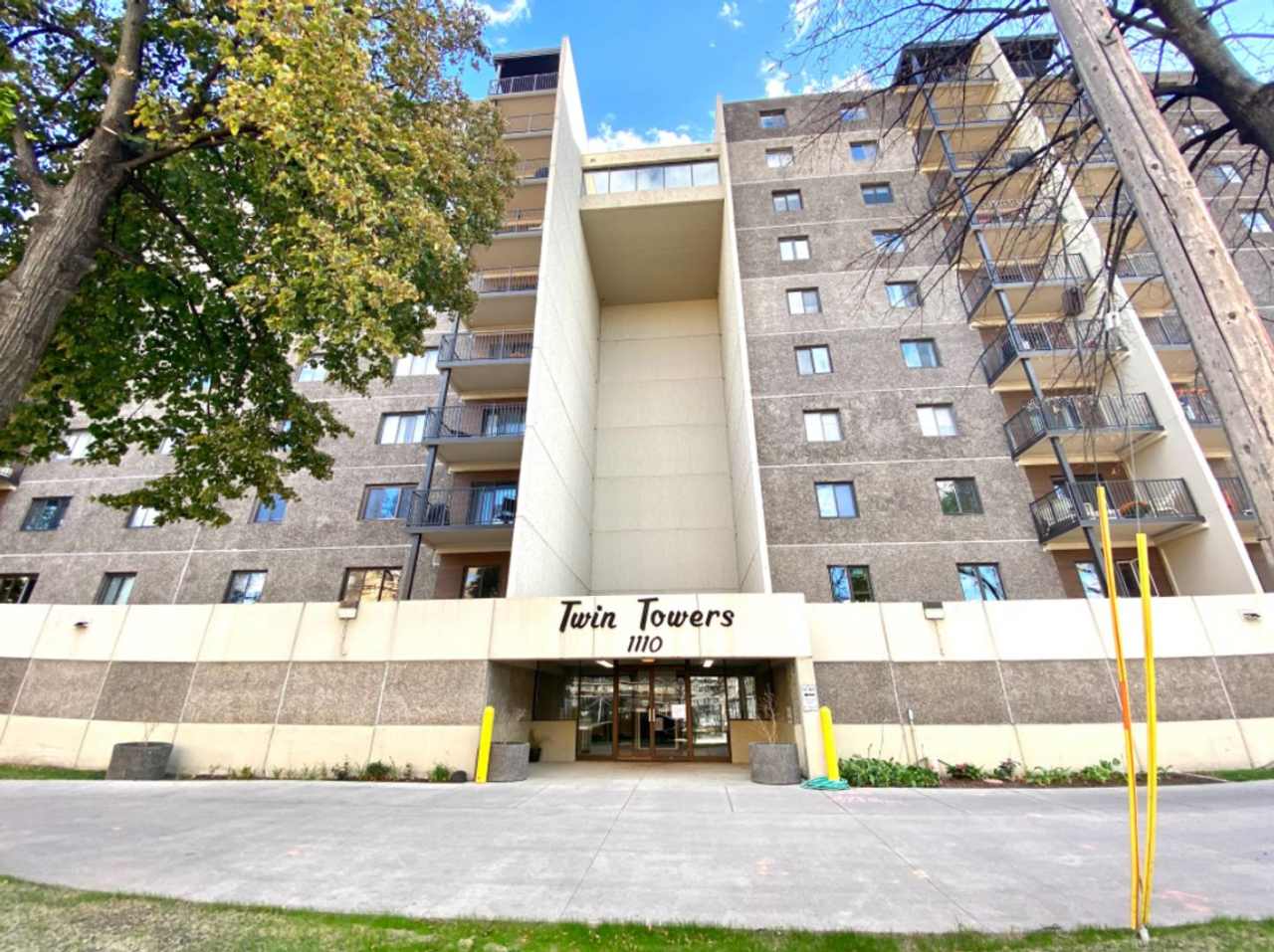 2 bedroom Condo in Twin Towers!!