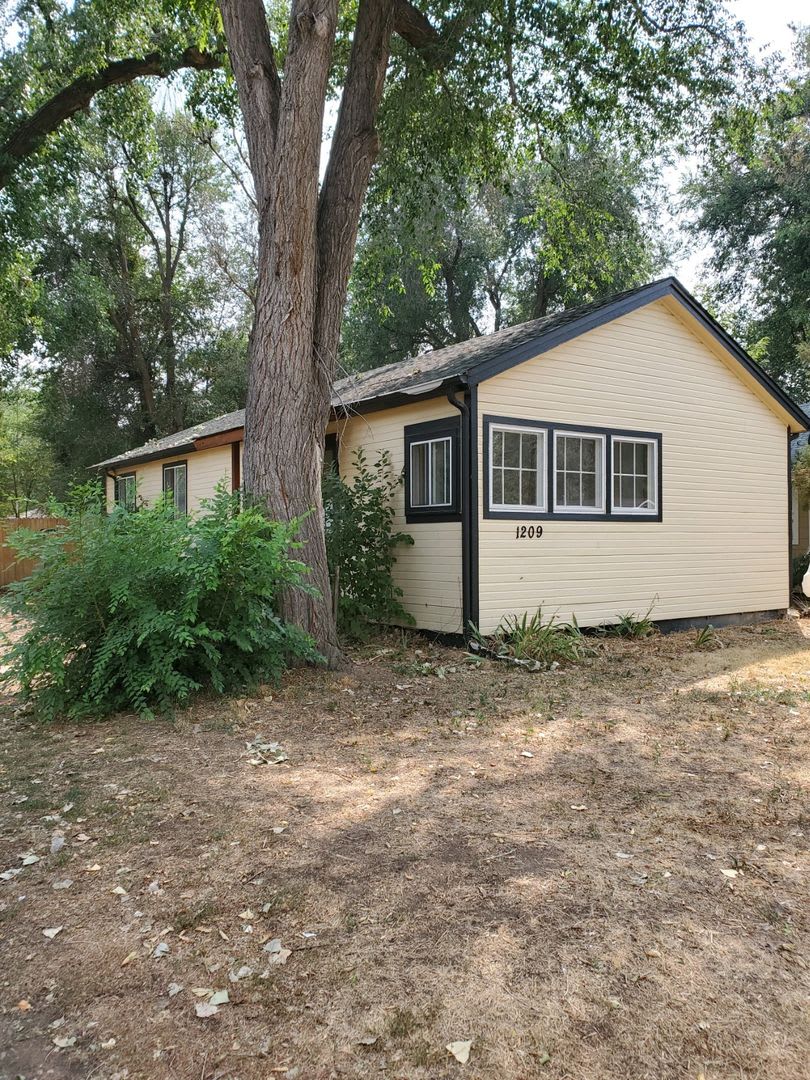 Cozy 2 Bedroom Home with Large Yard