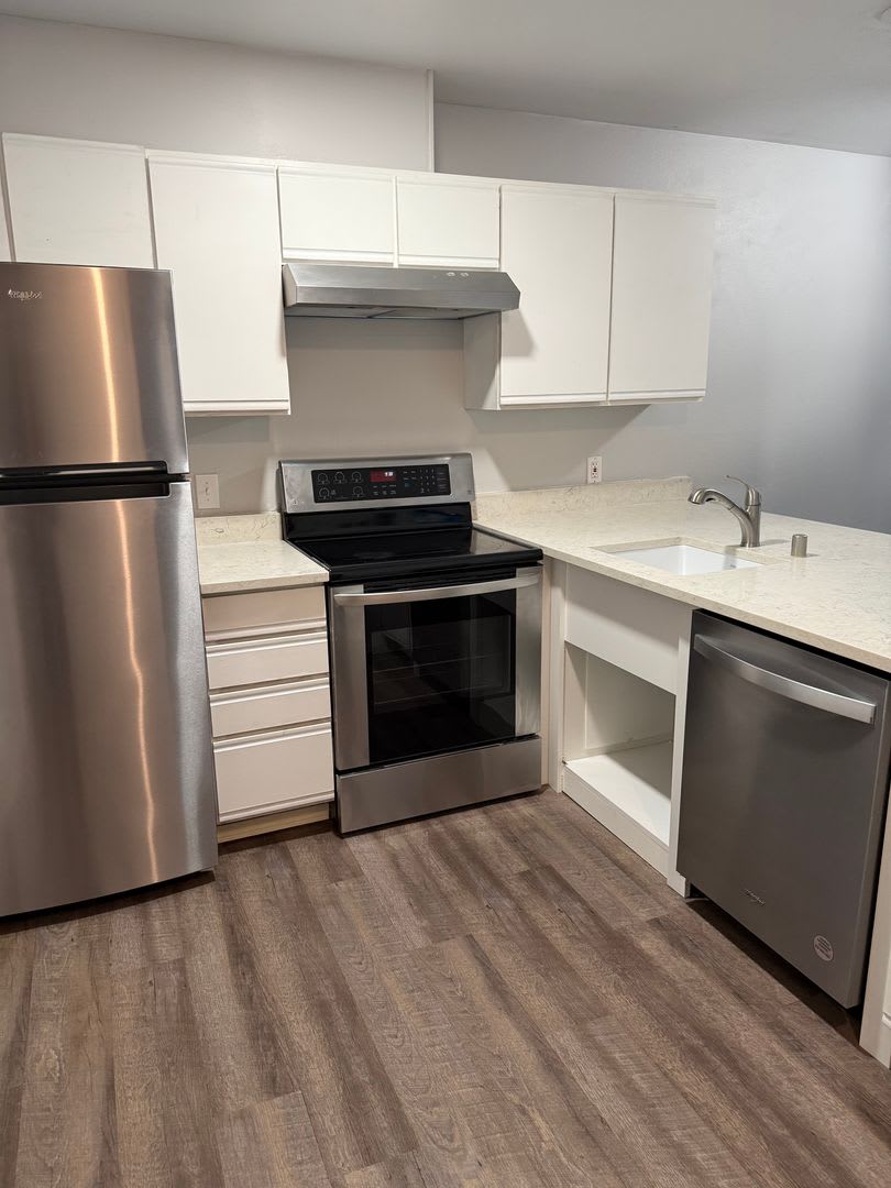 Cozy, 2 Bedroom Apartment for Rent in the Birchwood Neighborhood!