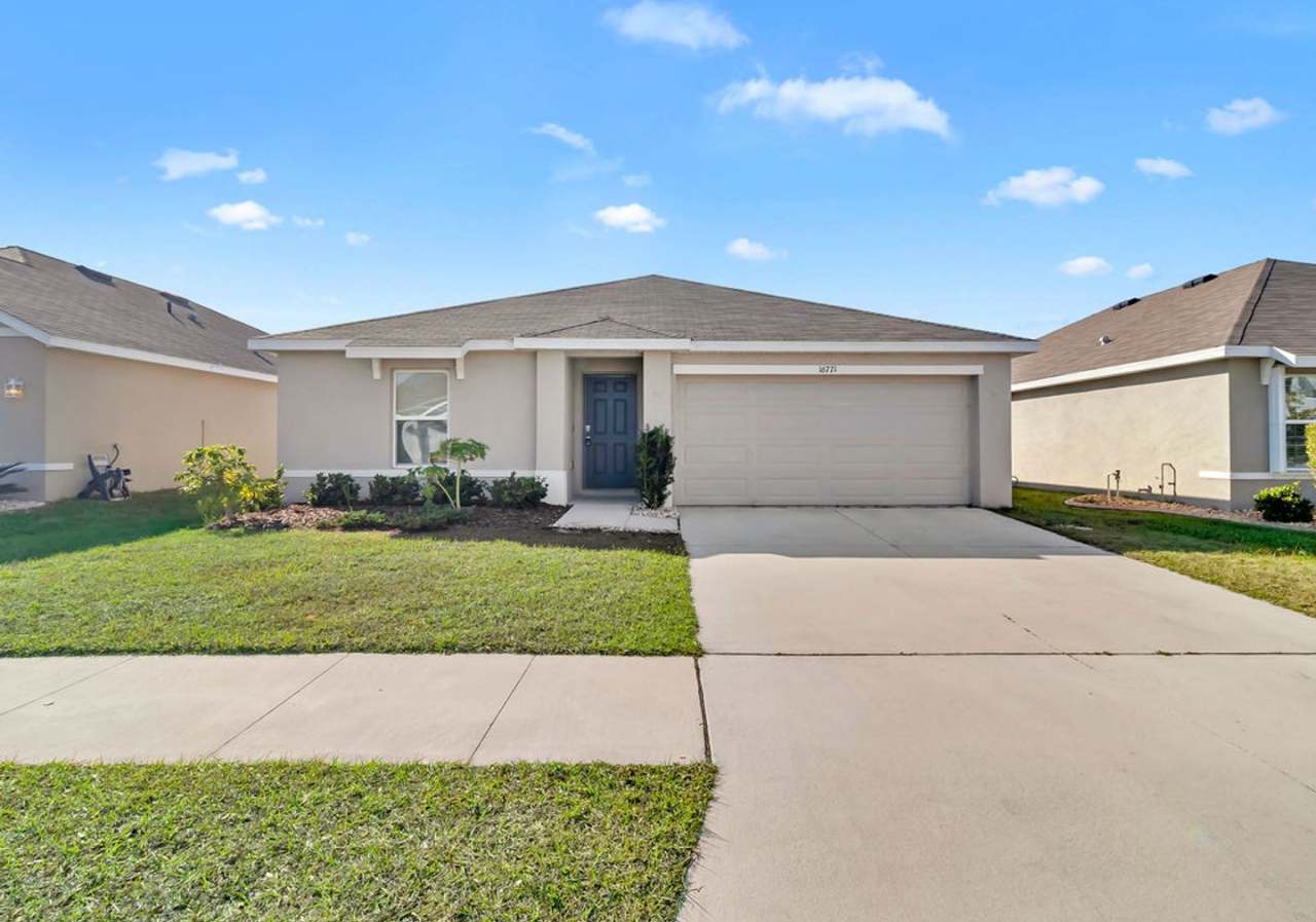 Beautiful 4 bedroom 2 bathroom Single Family House! Like new!