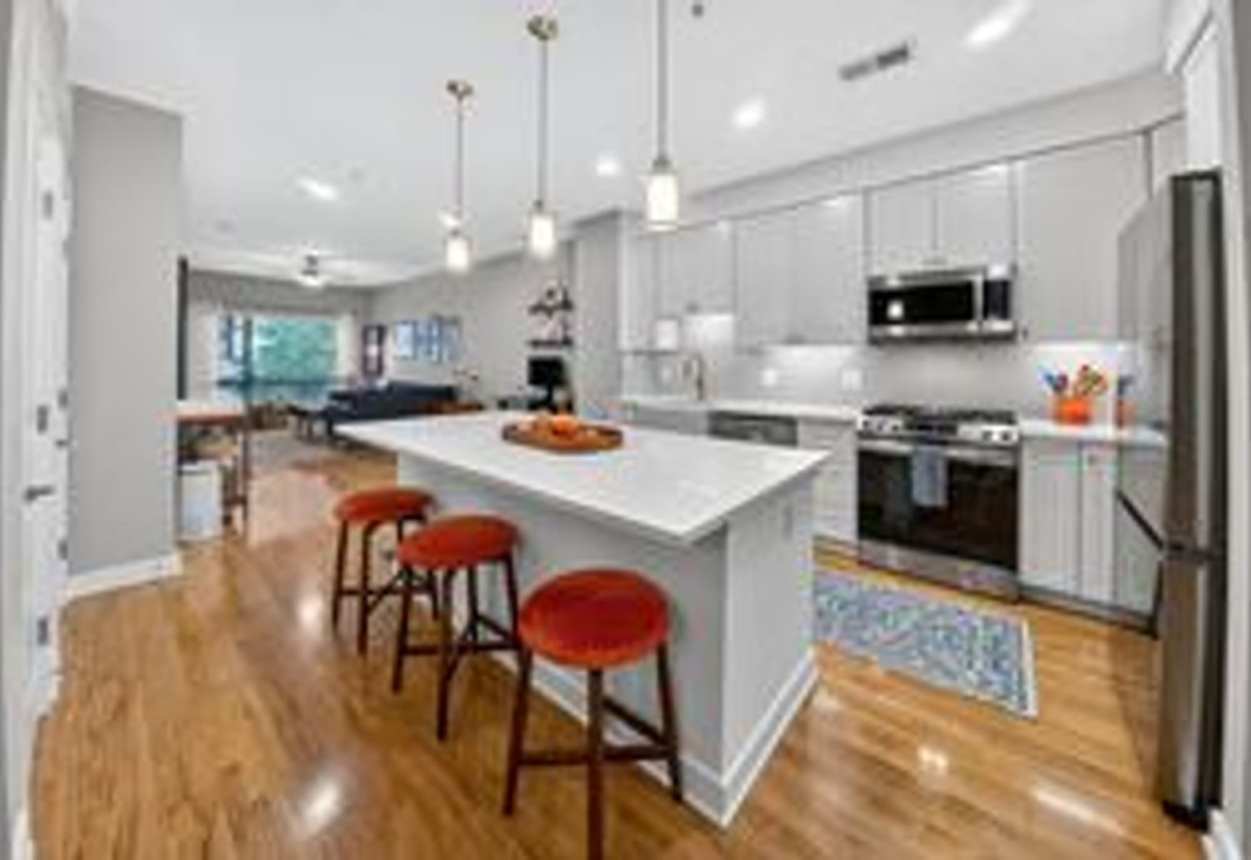 Stunning 1BR/ 1BA Condo with Den and Garage Parking in Downtown Silver Spring