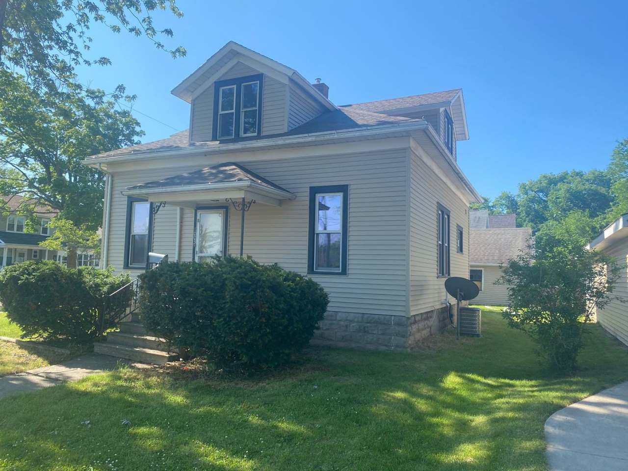 **SPACIOUS HOUSE FOR RENT**