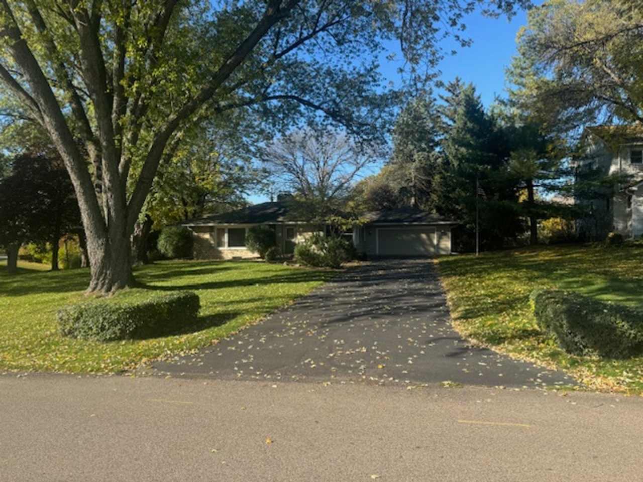 Amazing Home Next to Interlachen Golf Course with 4 bedrooms on Main Level, and Pond!