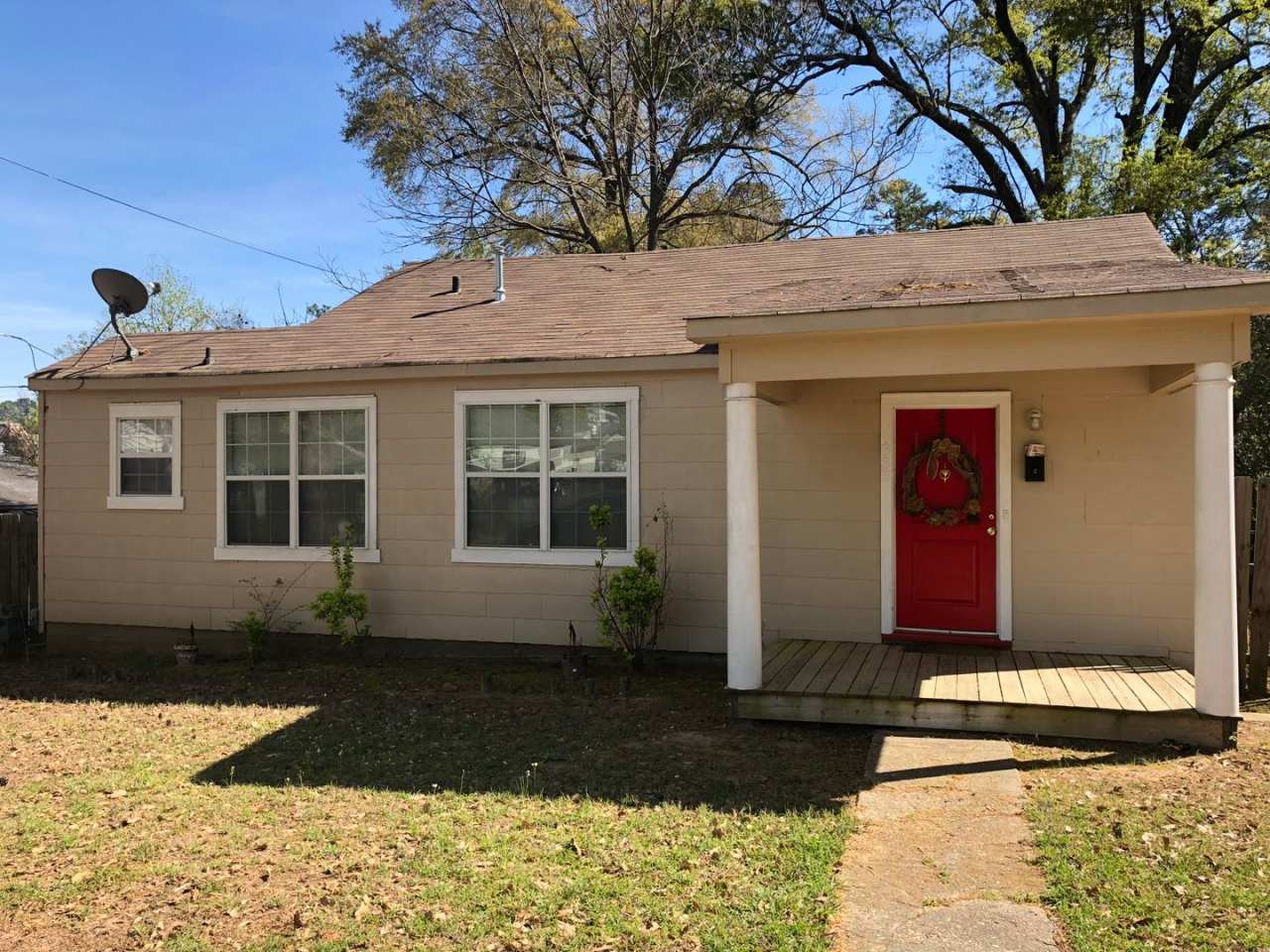 $100 OFF FIRST MONTH'S RENT-NEW PRICE-Super cute home right off of Line Avenue!