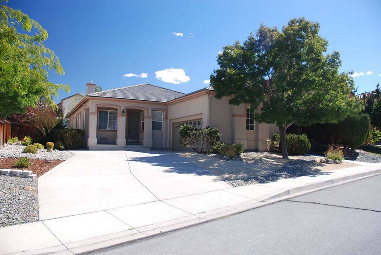 Beautiful 4 br, 2 bath, 2 car garage Home in Sparks.