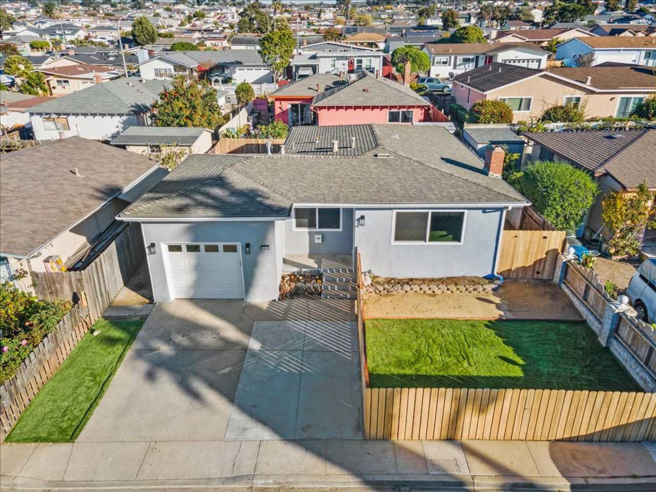 Sunny Seaside 3 bedroom House - Available Now