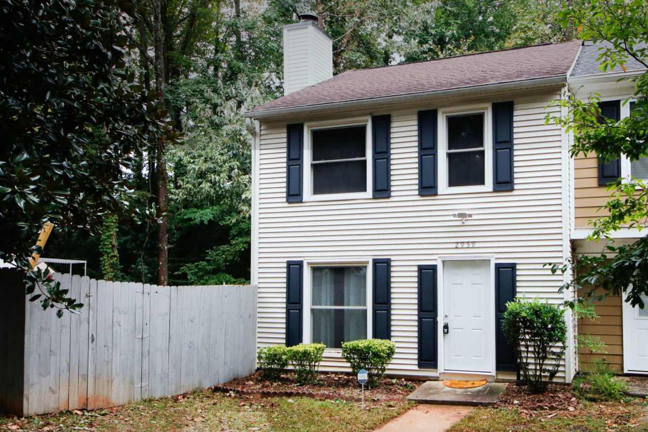 Central Located Aspen Woods Entry