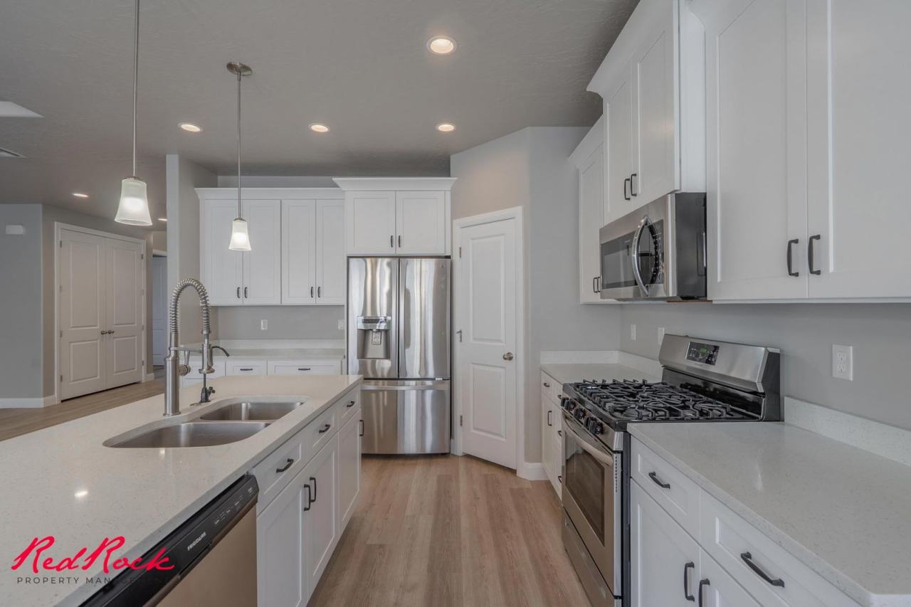 Gorgeous 4 Bedroom Home with Spacious Floorplan. Pet Friendly!