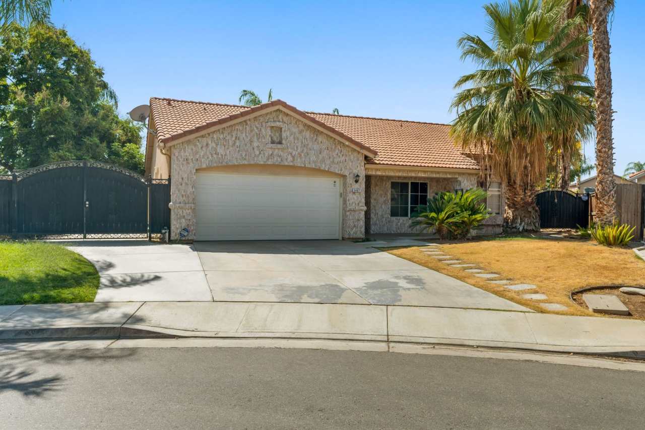 SPECIAL OF THE MONTH - Beautiful NW Bakersfield Home with Lake Access!!