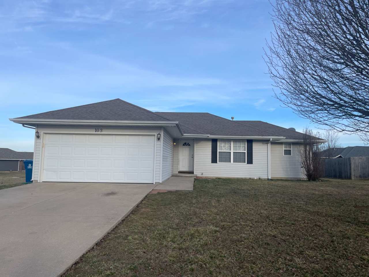 3 Bedroom Home in Clever Available Now!