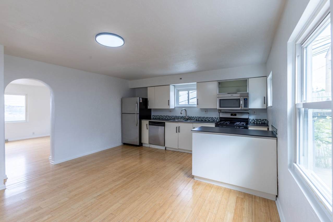 AVAILABLE APRIL 2026 - THE BEST VIEWS IN THE BURGH!! 3 Bedroom/1 bath