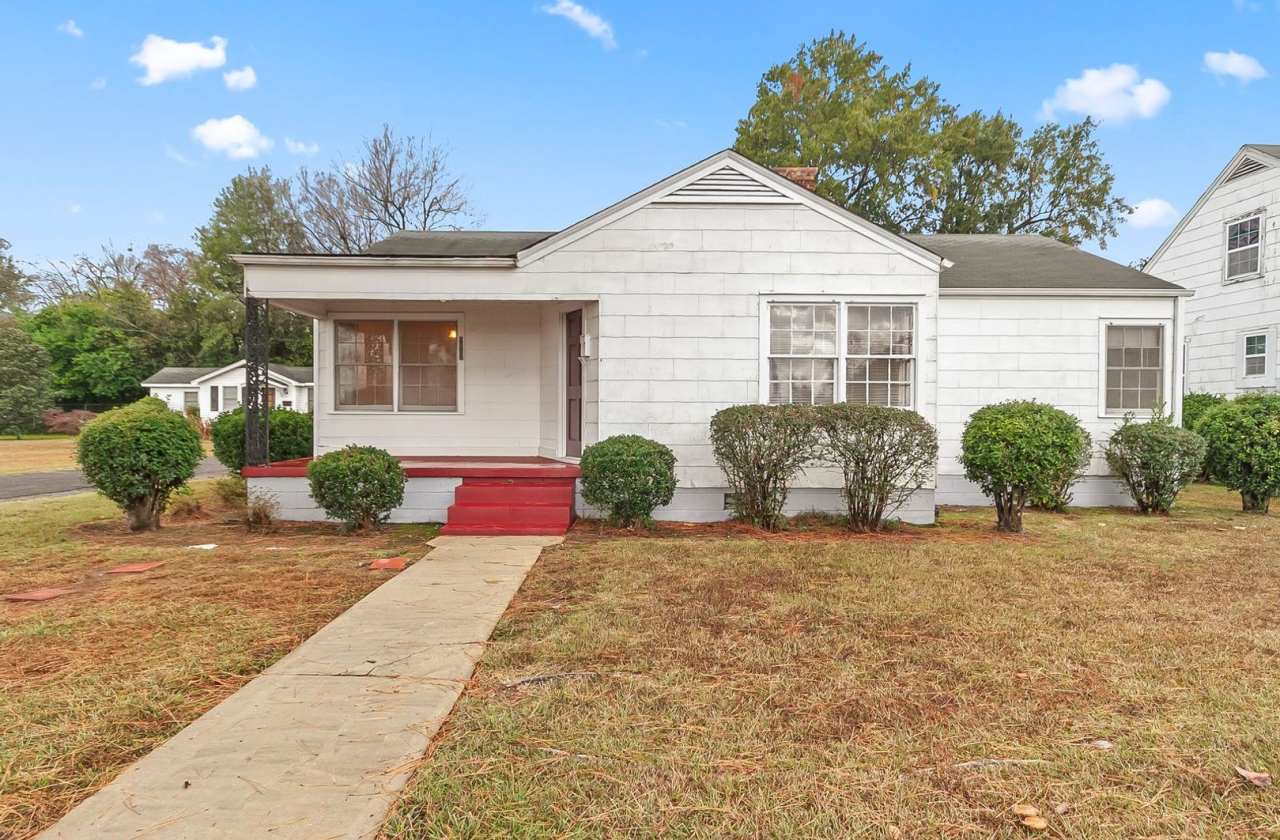 Cute 3 Bed 1 Bath House! Available Now! Call to Schedule a Tour!