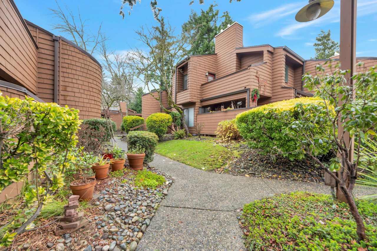 Great 1bed 1bath Location in Kirkland! Next to Village at Totem Lake Mall