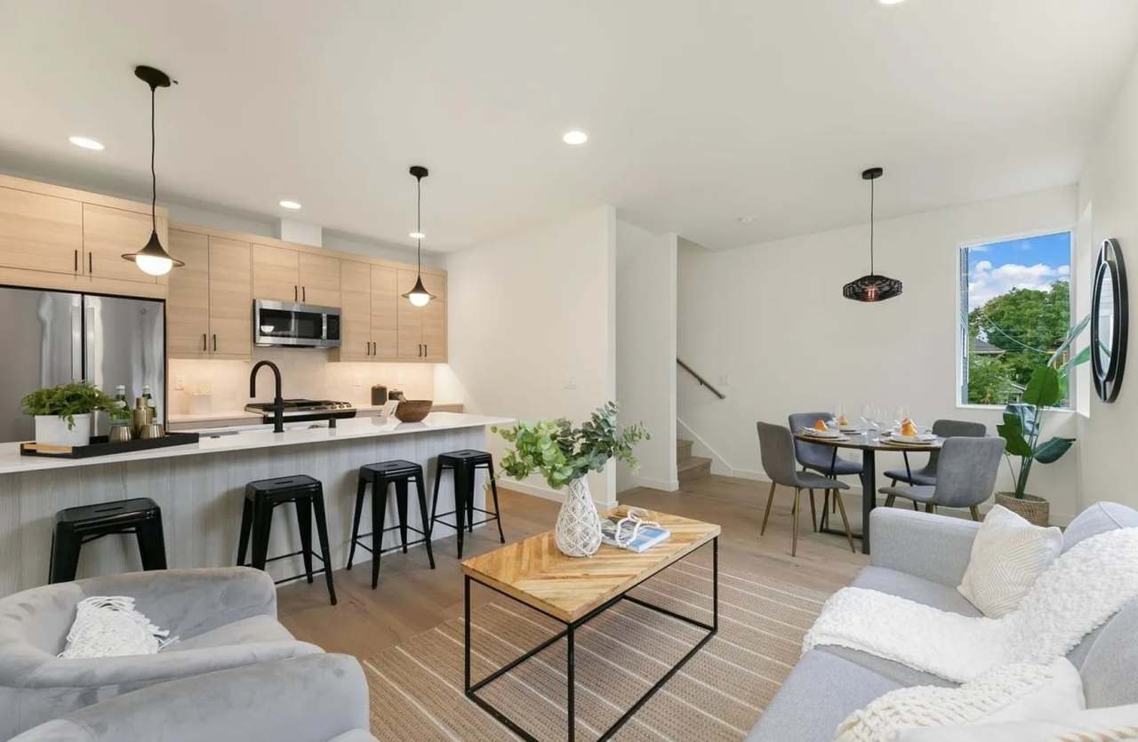 Modern  Tranquil Townhome in Seattle's Central District City Views, Rooftop Deck  Prime Location - $3,200