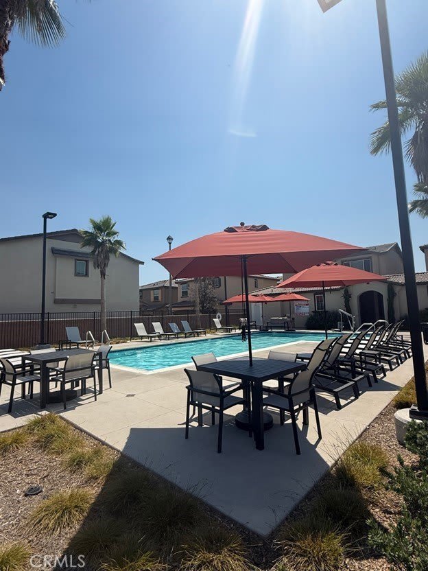 648 E Madeleine Privado