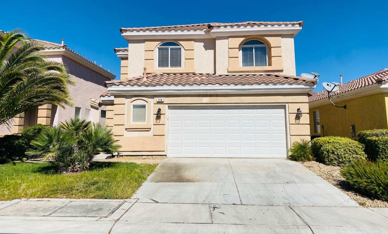 Beautiful 4 bedroom home located in the guard gated Rhodes Ranch golf course community!