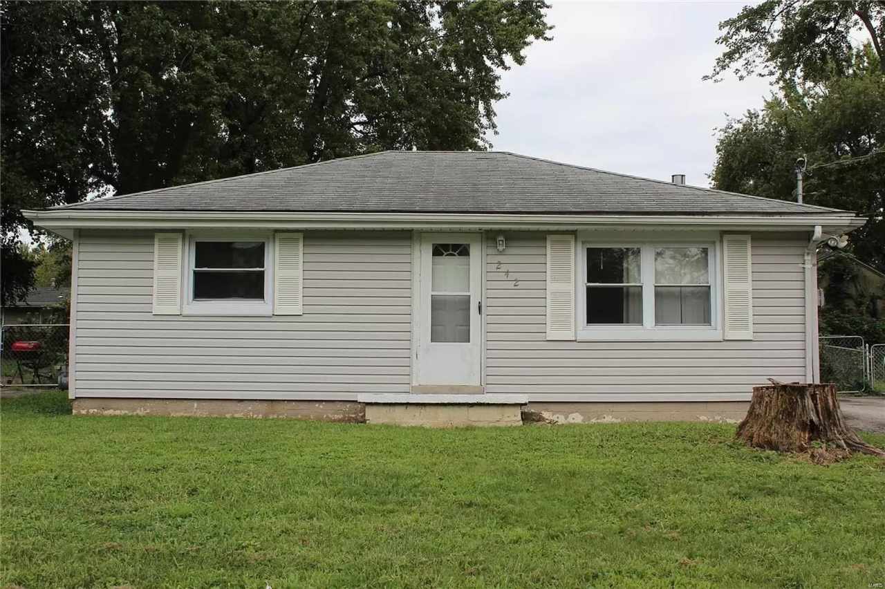 2 Bedroom 1 Bath Home in Calverton Park with Large Yard and Off Street Parking