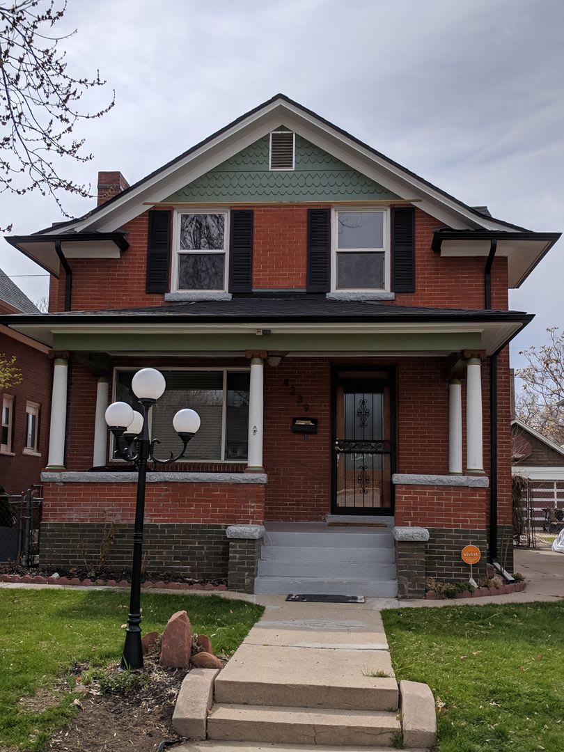 AWESOME 3-BDRM + GARAGE IN DESIRABLE SUNNYSIDE NEIGHBORHOOD!