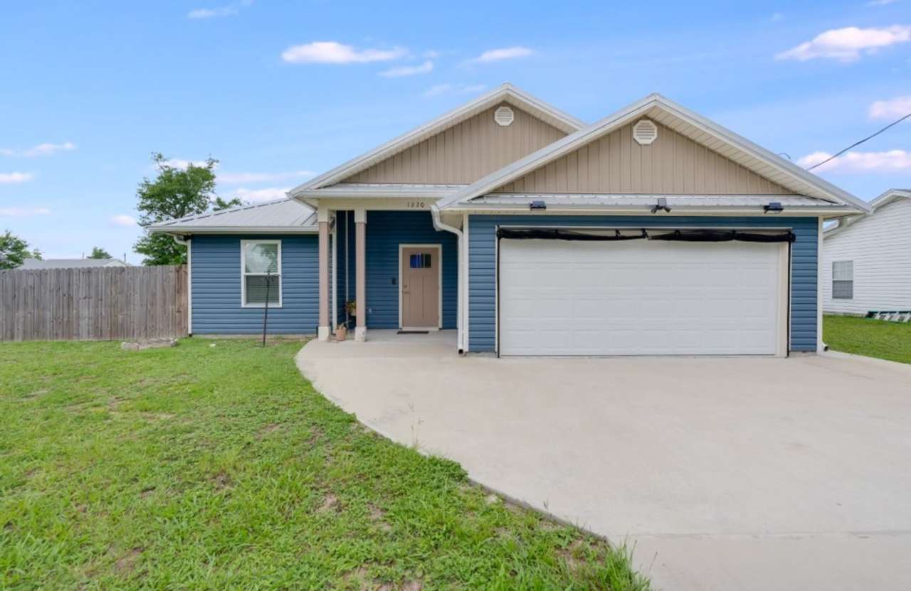 Lynn Haven! 4 Bedroom 2 bath Home w/Work Shop on Large Corner Lot!