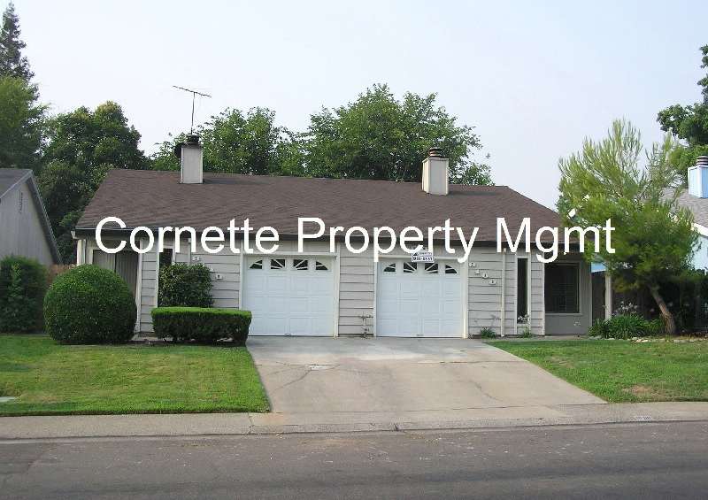 Wonderful 2 bedroom 2 bath duplex is located in Fair Oaks!