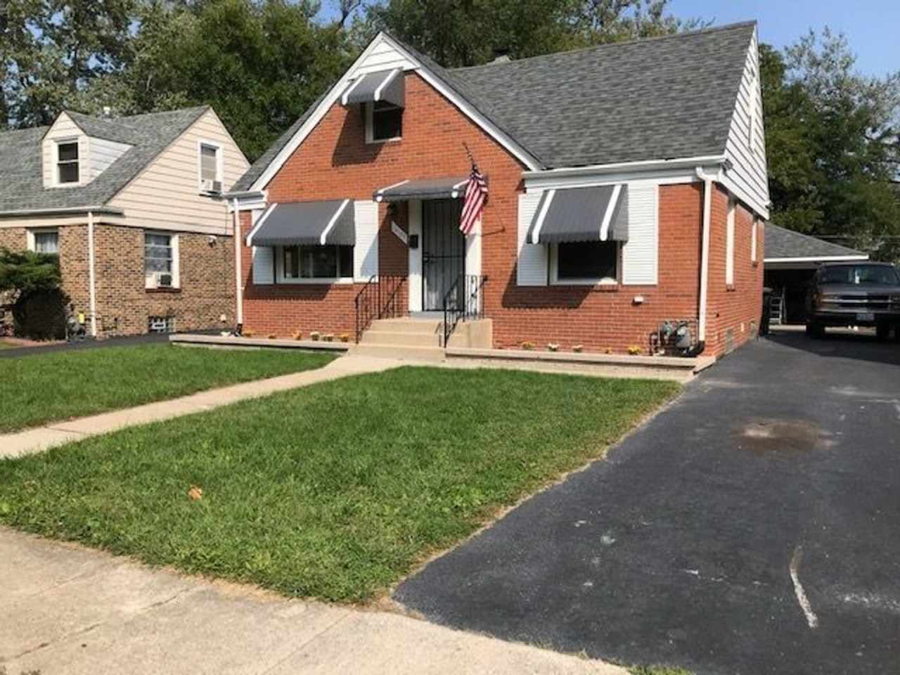 FREE APPLICATION!! Beautiful 4 bedroom house in great Dolton neighborhood w/ Huge Back Yard!