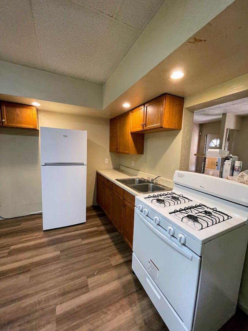 3 bed 1.5 bath - new flooring, new appliances