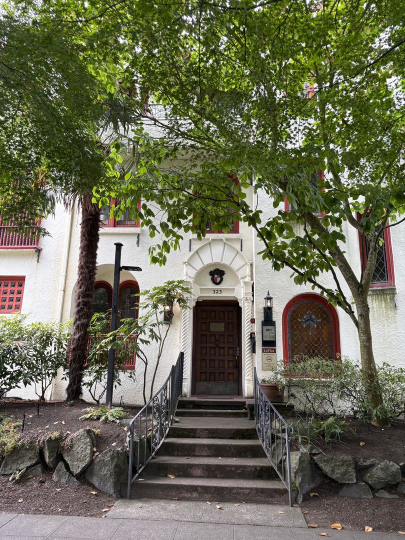 Capitol Hill Charming Studio!!