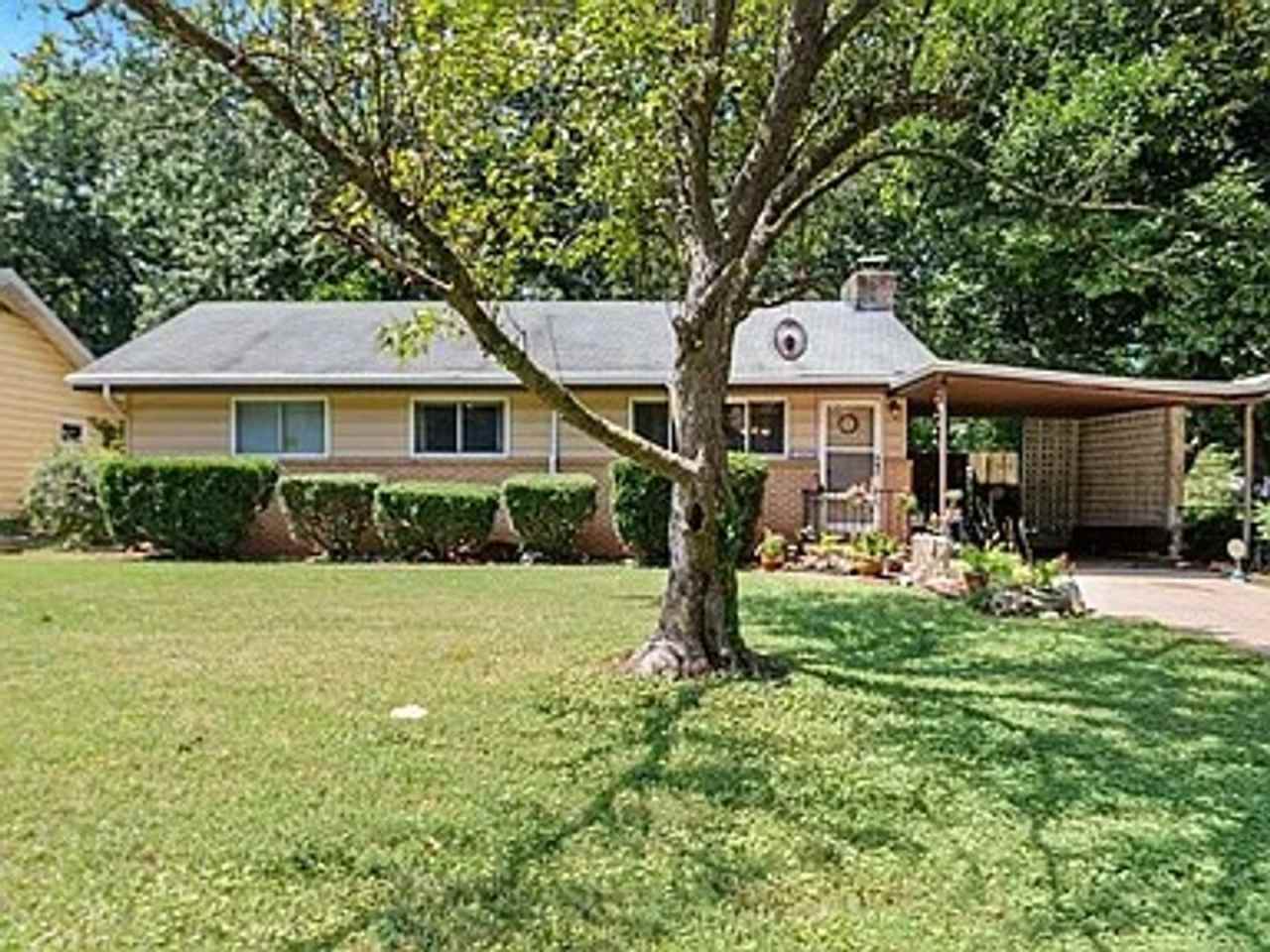 3 Bed 1 Bath 1 Carport Fenced in Backyard!