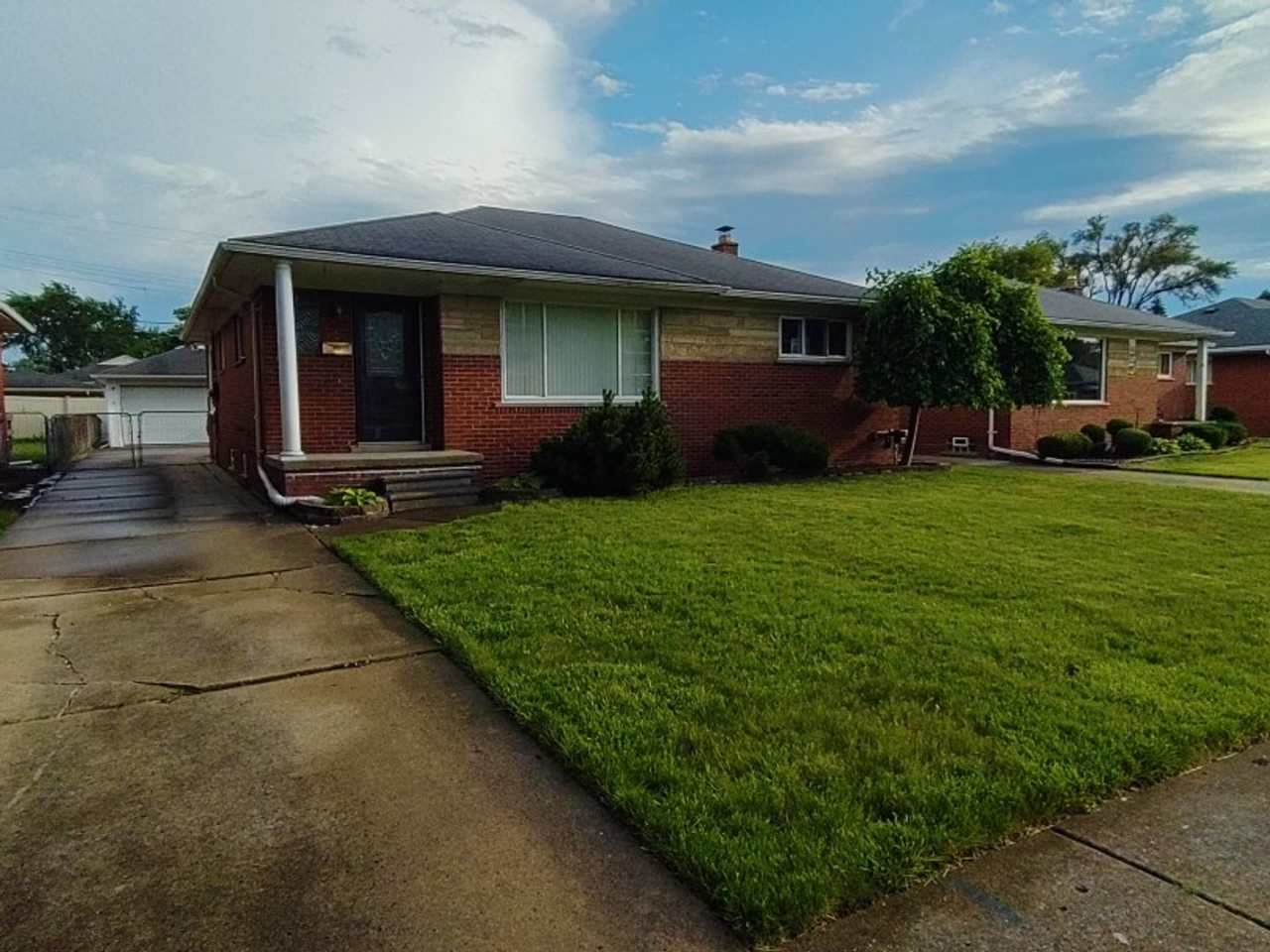 Beautiful, sprawling, brick ranch - $1700/mo